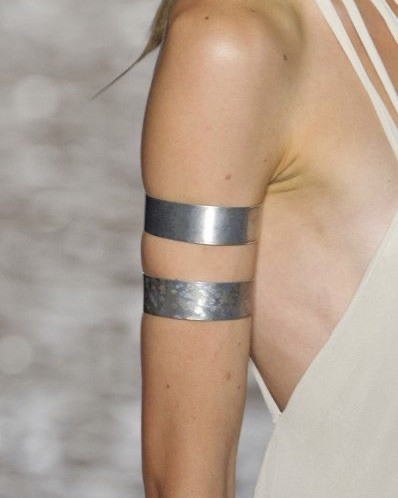 Браслеты на плечо — тренд, который станет