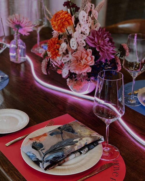 Как стильно использовать неон в свадебном оформлении