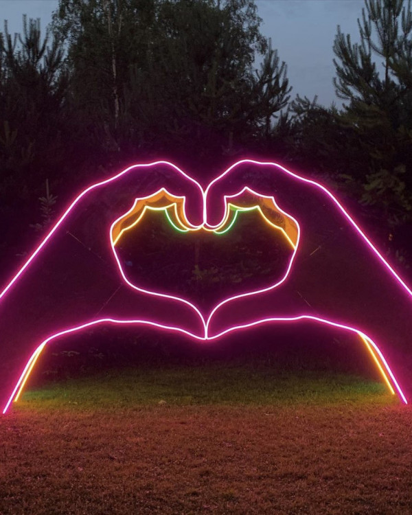 Как стильно использовать неон в свадебном оформлении