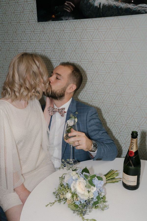 Париж, желтый микроавтобус и романтичная съемка для