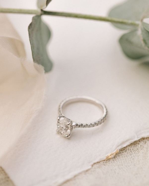 Помолвочное кольцо с овальной огранкой — тренд,