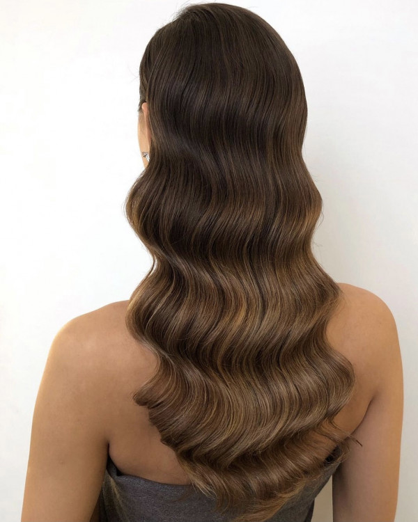 Трендовые прически, которые визуально корректируют лицо