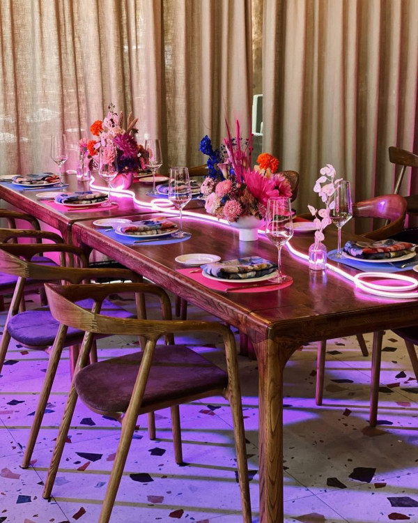 Как стильно использовать неон в свадебном оформлении