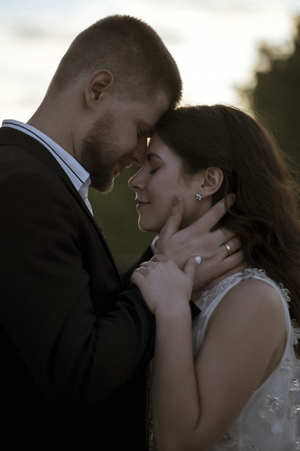 Нежная свадебная съемка с яркими акцентами