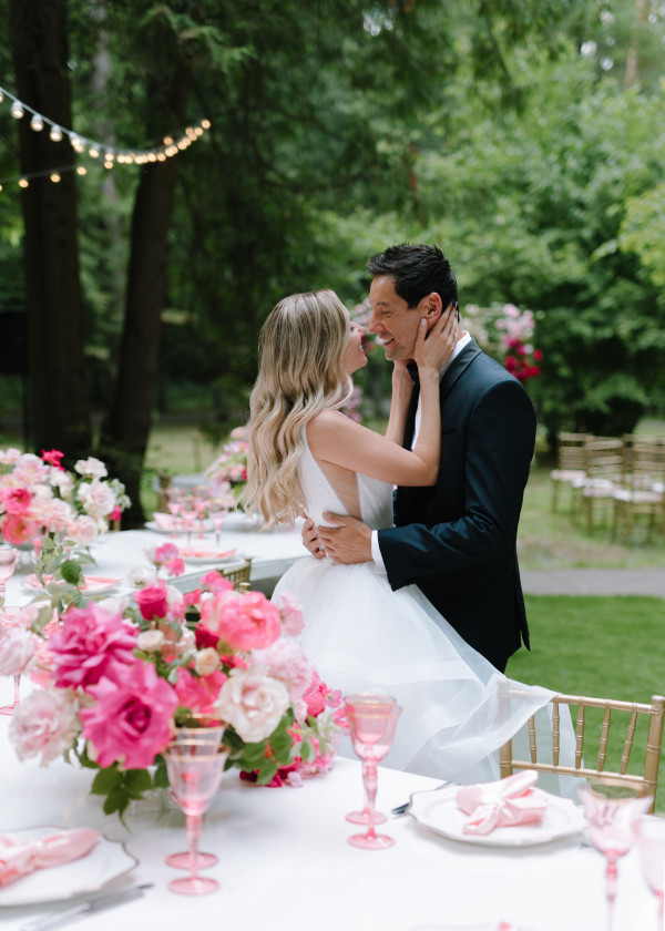 Лесная свадьба с ярким цветочным декором