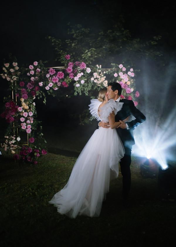 Лесная свадьба с ярким цветочным декором