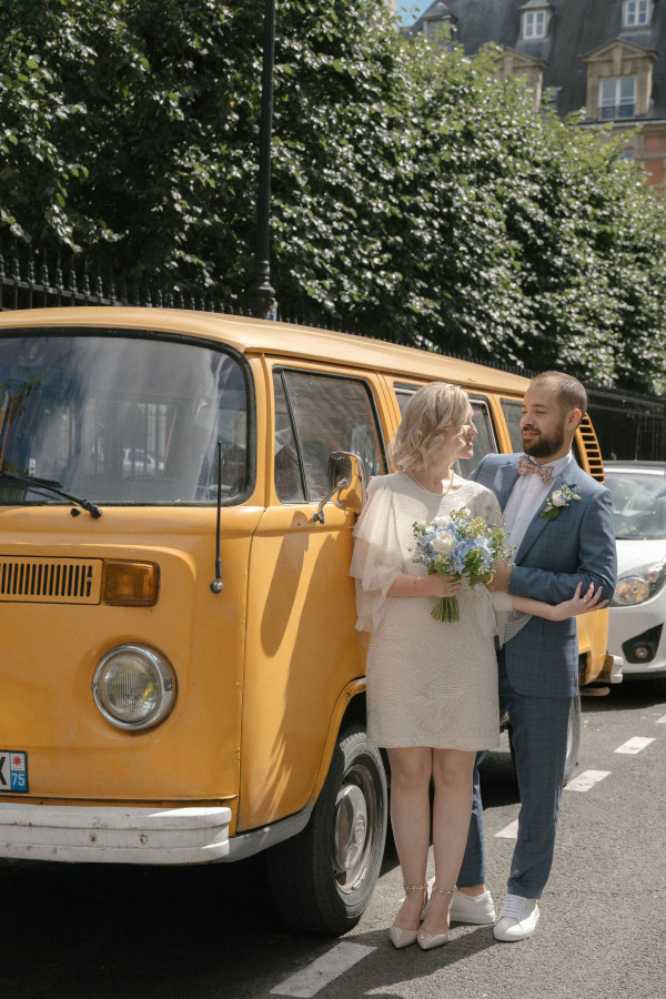 Париж, желтый микроавтобус и романтичная съемка для