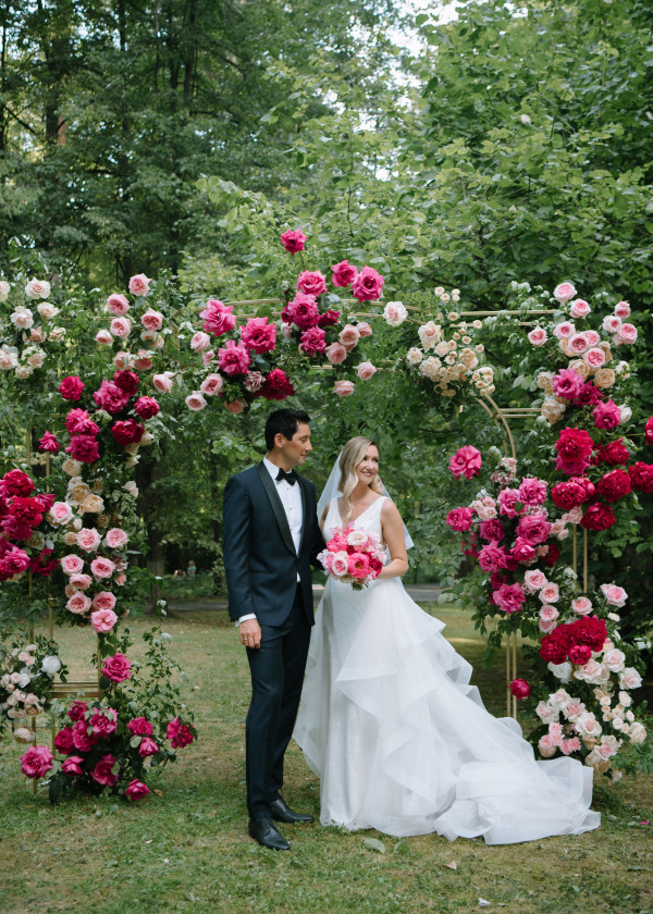 Лесная свадьба с ярким цветочным декором