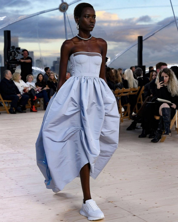 Платье невесты: трендовые цвета 2022 года