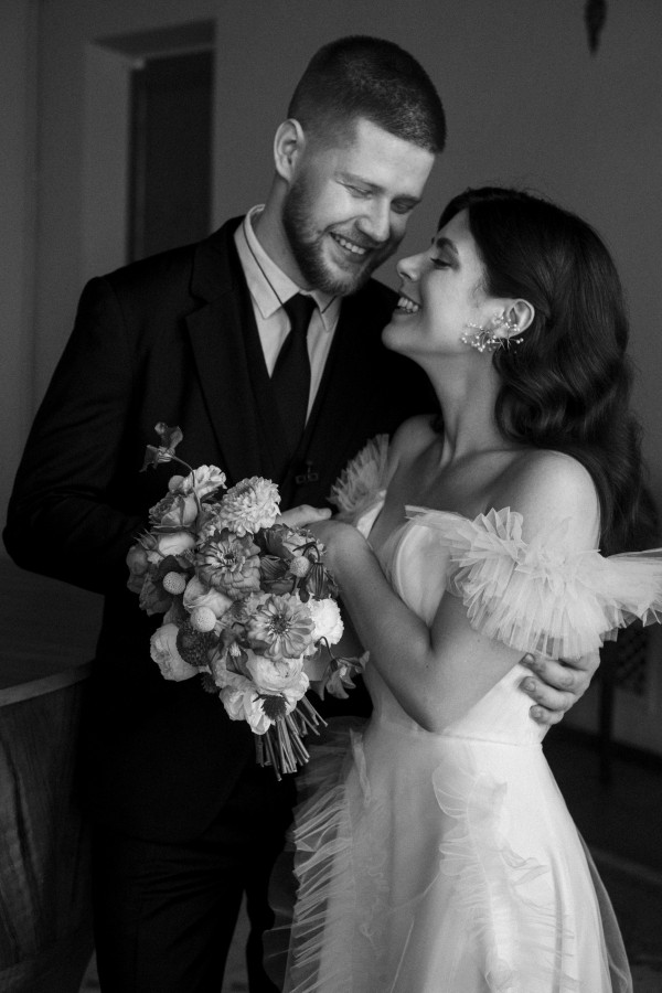 Нежная свадебная съемка с яркими акцентами