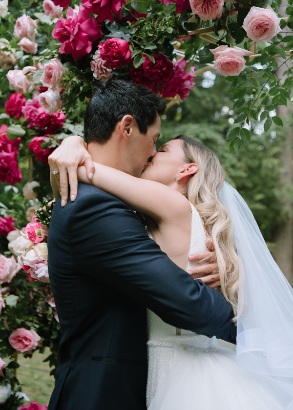 Лесная свадьба с ярким цветочным декором