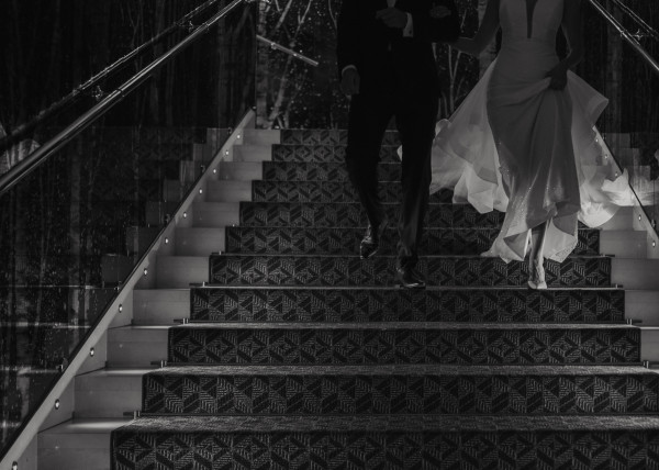 Лесная свадьба с ярким цветочным декором