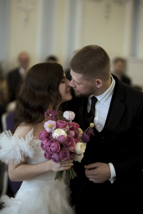 Нежная свадебная съемка с яркими акцентами