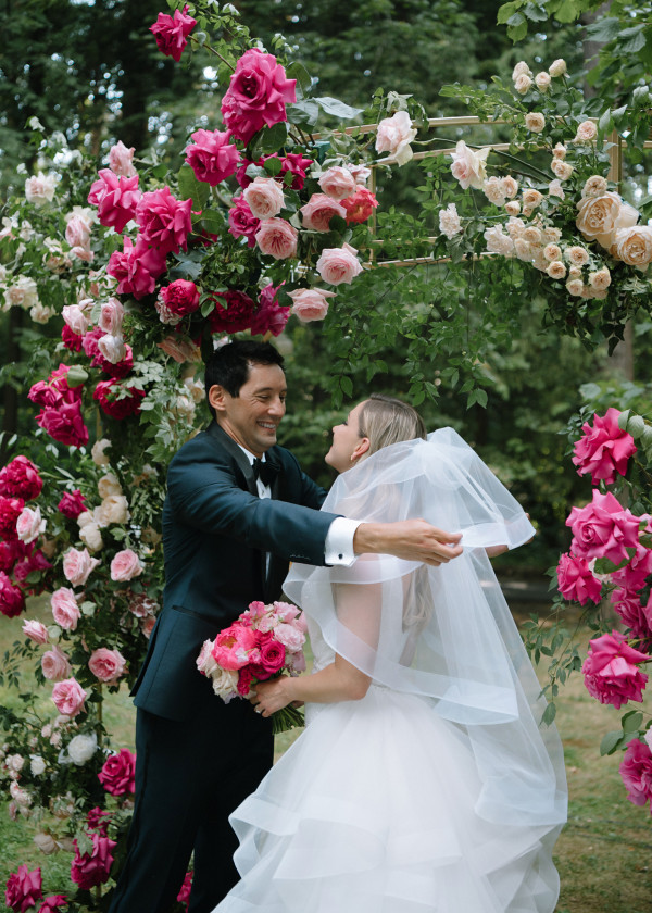 Лесная свадьба с ярким цветочным декором