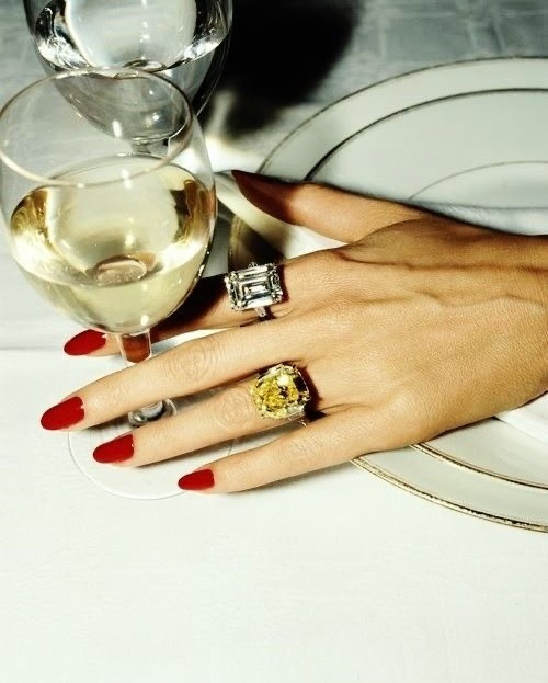 Помолвочное кольцо с овальной огранкой — тренд,