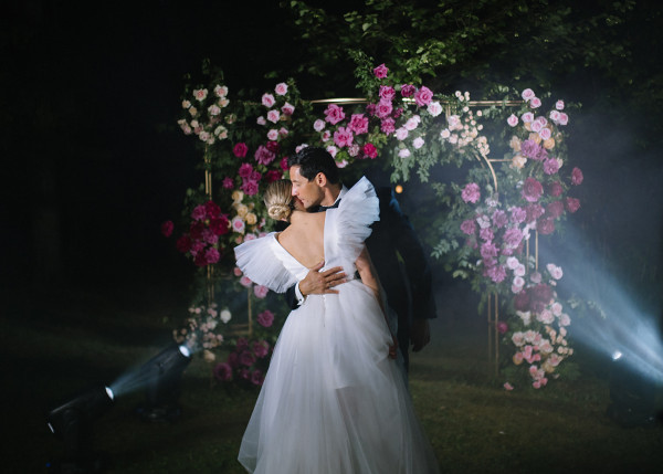 Лесная свадьба с ярким цветочным декором