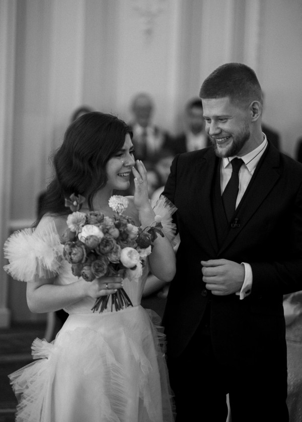 Нежная свадебная съемка с яркими акцентами