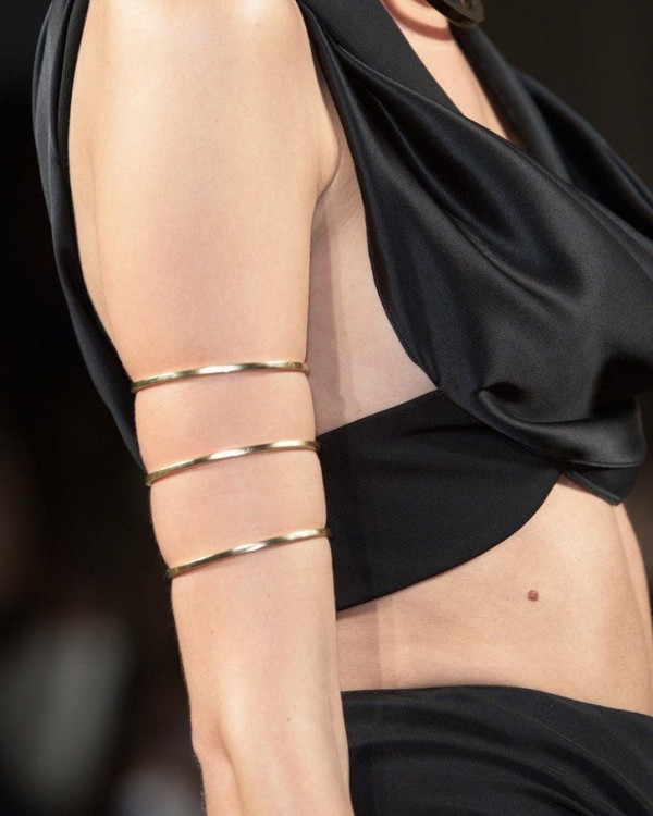 Браслеты на плечо — тренд, который станет