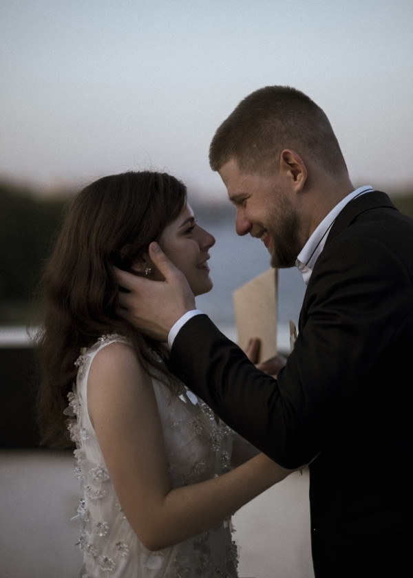 Нежная свадебная съемка с яркими акцентами