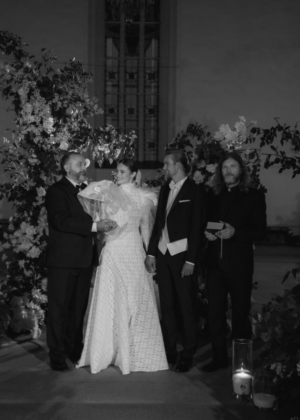 Свадебная церемония в готическом соборе и камерный