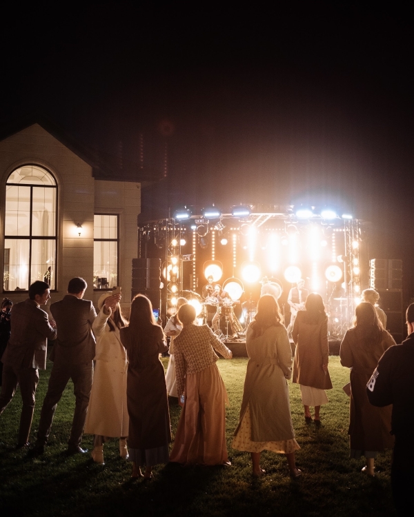 Свадьба в собственном шато с тысячами живых