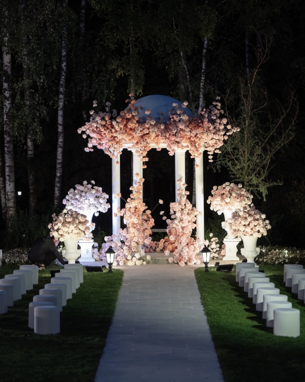 Свадьба в собственном шато с тысячами живых