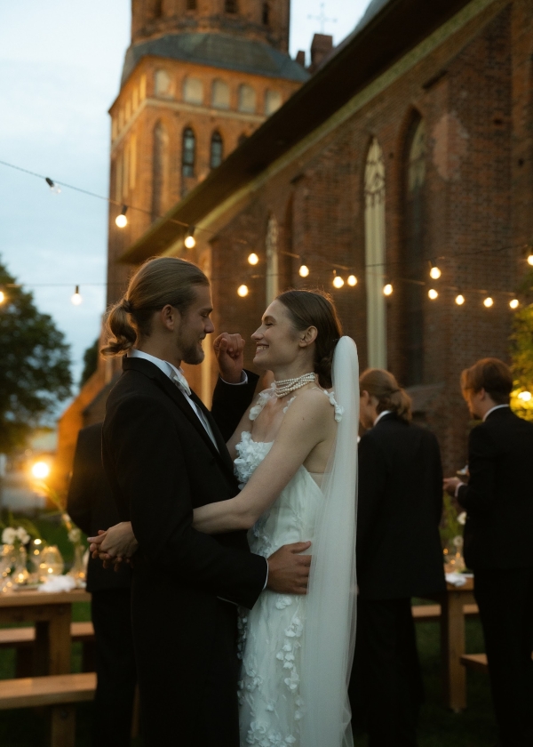 Свадебная церемония в готическом соборе и камерный