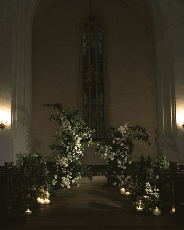 Свадебная церемония в готическом соборе и камерный