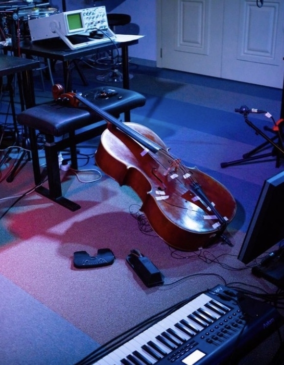 Электроакустический концерт, блины с угрем и маркет