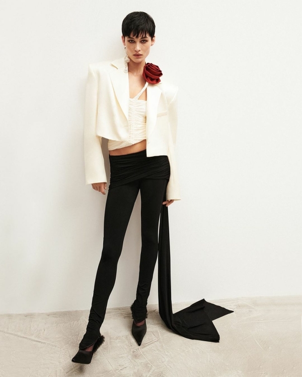 Черным по белому: 16 монохромных образов для