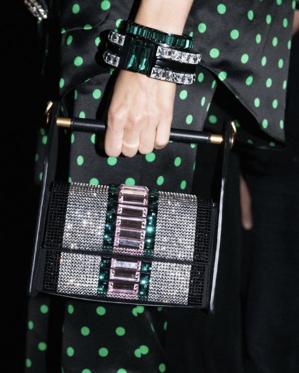 Прозрачные, как стекло, цепи и браслеты-гиганты: 10