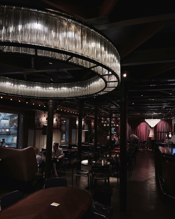 Шампанский ужин, вечеринки в честь Хэллоуина и