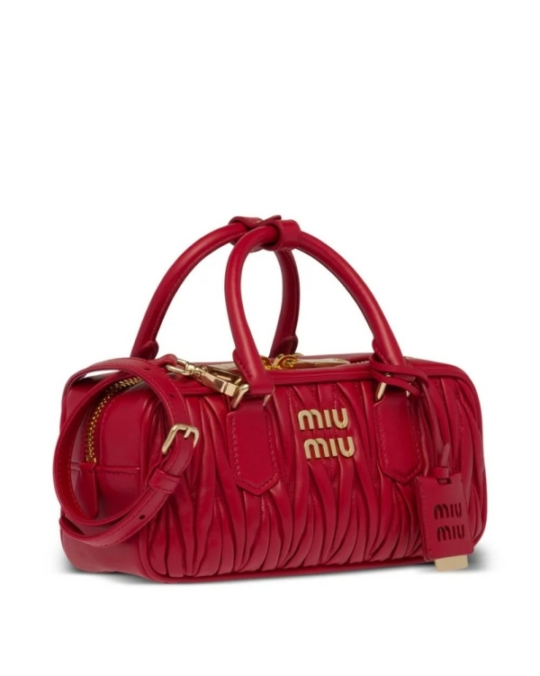 26 красных кожаных вещей, которые точно притянут