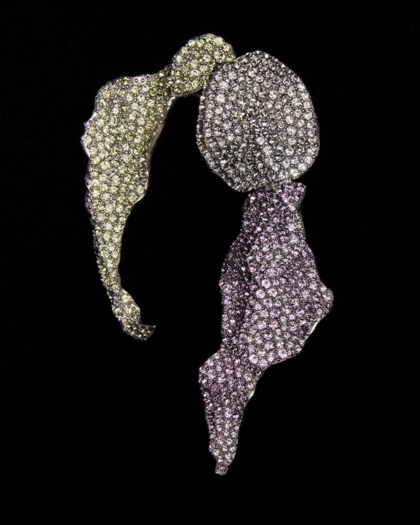 Прозрачные, как стекло, цепи и браслеты-гиганты: 10