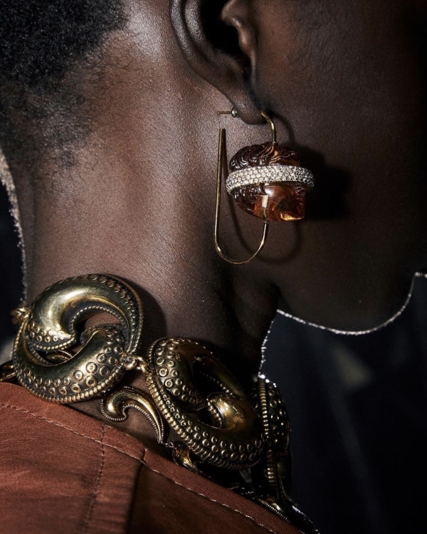 Прозрачные, как стекло, цепи и браслеты-гиганты: 10