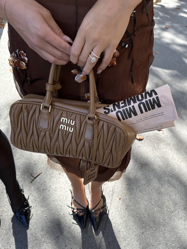 Шоколадный — новый черный: 30 предметов гардероба