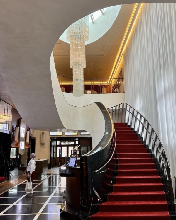 Электроакустический концерт, блины с угрем и маркет