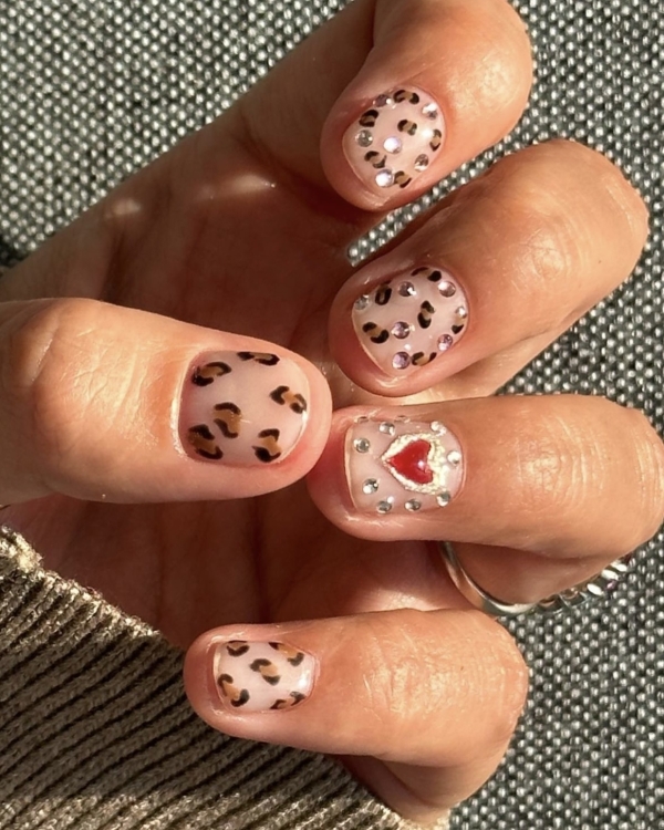 50 оттенков красного, анималистичный принт и стразы: