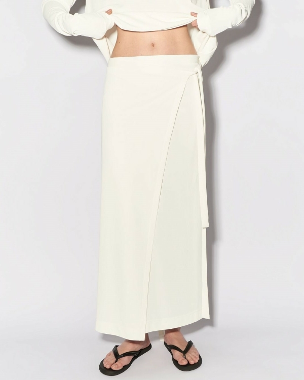 Свадьба, но не в платье: стильные белые