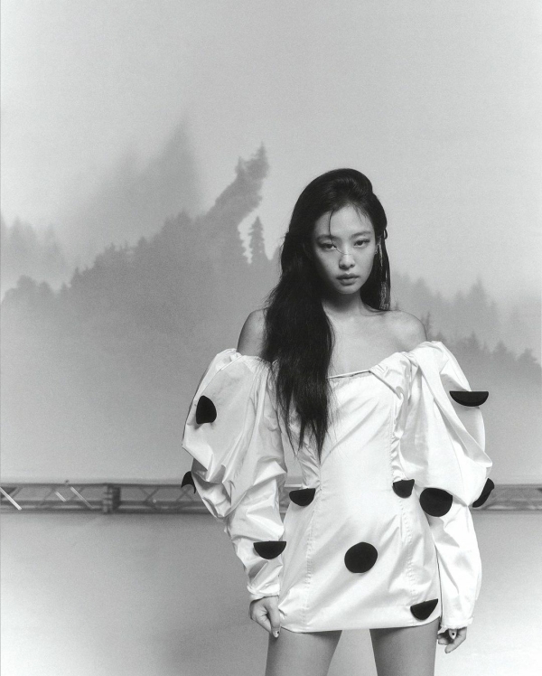 Черным по белому: 16 монохромных образов для