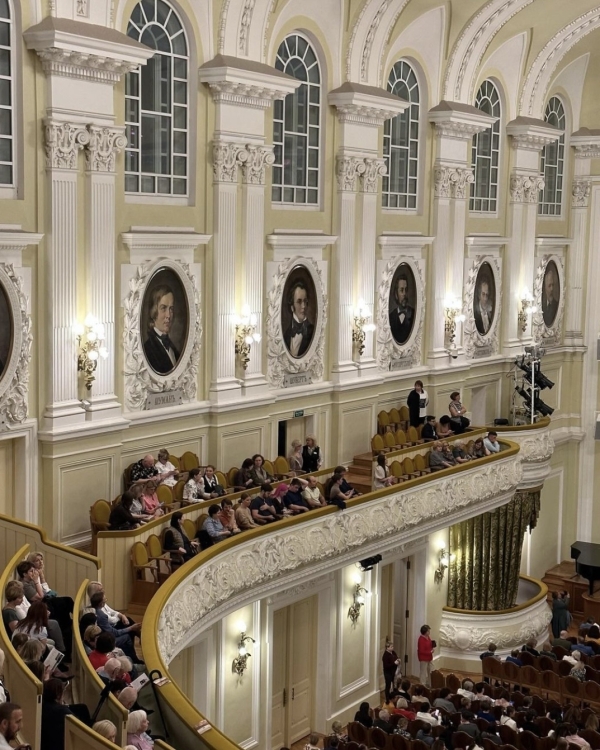 Электроакустический концерт, блины с угрем и маркет