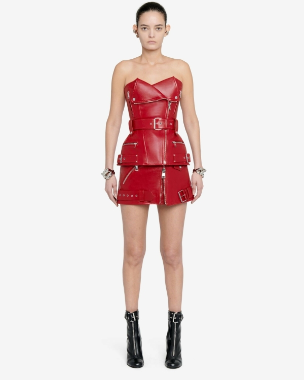 26 красных кожаных вещей, которые точно притянут