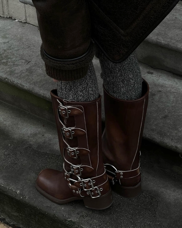 Байкерские сапоги в духе Miu Miu —