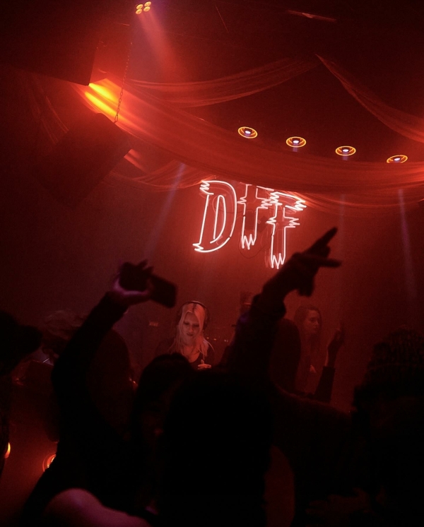 Шампанский ужин, вечеринки в честь Хэллоуина и