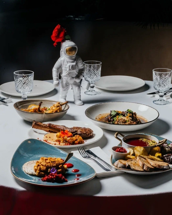 Шампанский ужин, вечеринки в честь Хэллоуина и