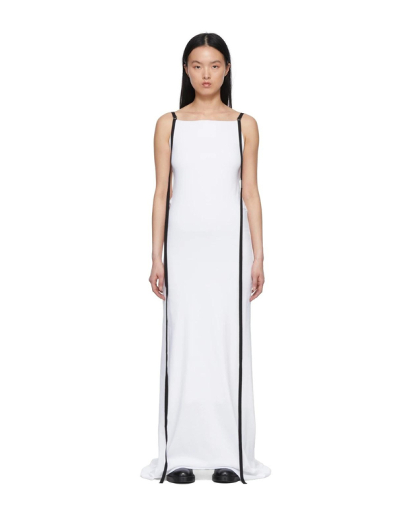 Черным по белому: 16 монохромных образов для