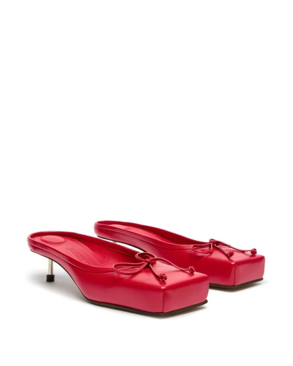 26 красных кожаных вещей, которые точно притянут