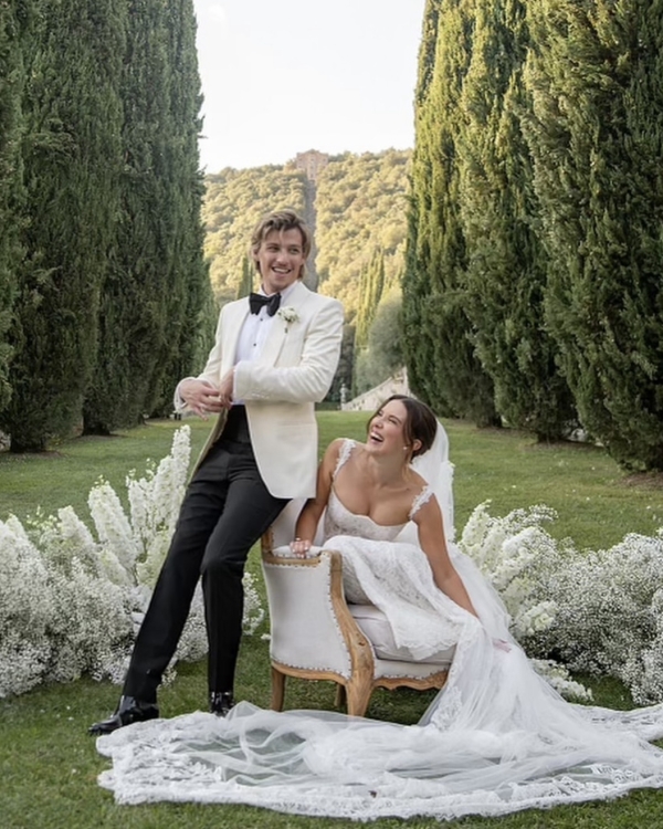 История любви Милли Бобби Браун и Джейка