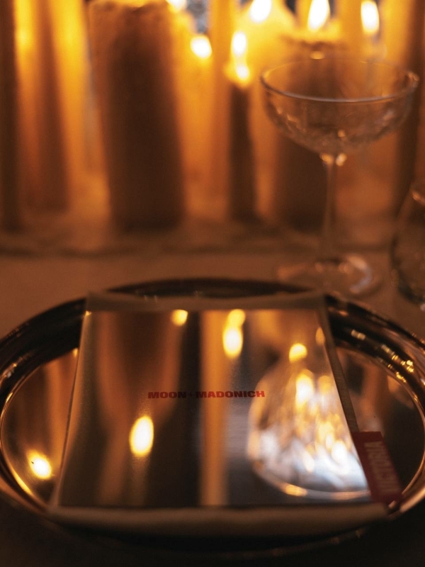 Заброшенный дворец и «несвадебная» программа: внутри свадьбы