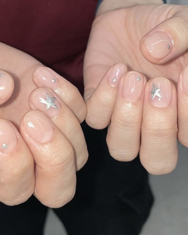 Идеи маникюра на Новый год 2025